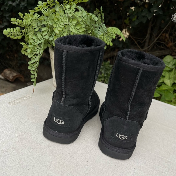 UGG classic Short Youth size 4 fits women size 6 - Picture 3 of 7